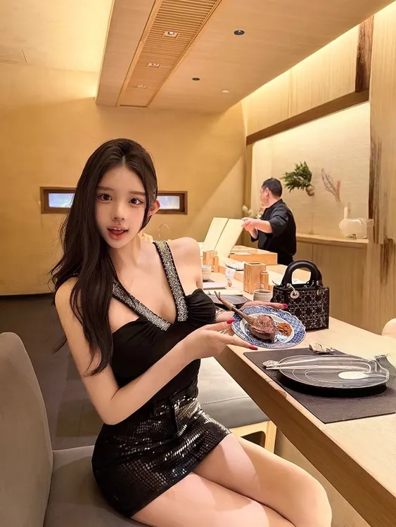 向晚·黑色短款挂脖抹胸上衣纯欲露肩打底自带胸垫