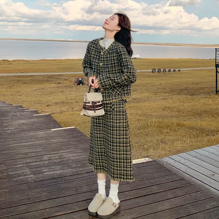 高级感轻熟复古格纹毛呢套装女2025秋冬款小香风外套半身裙两件套