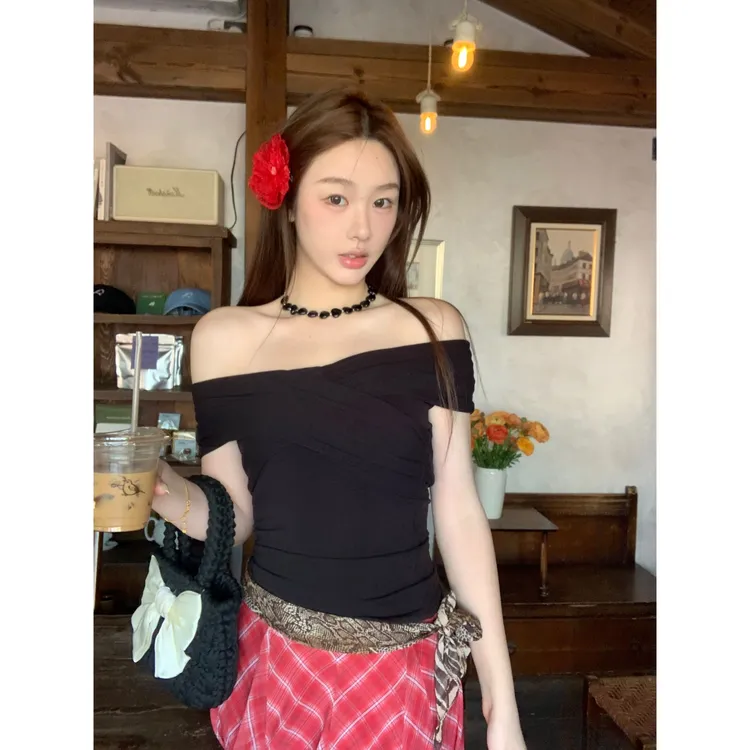 【叶子yes】设计感辣妹风小众黑色一字肩T恤女夏季短款修身气质上衣