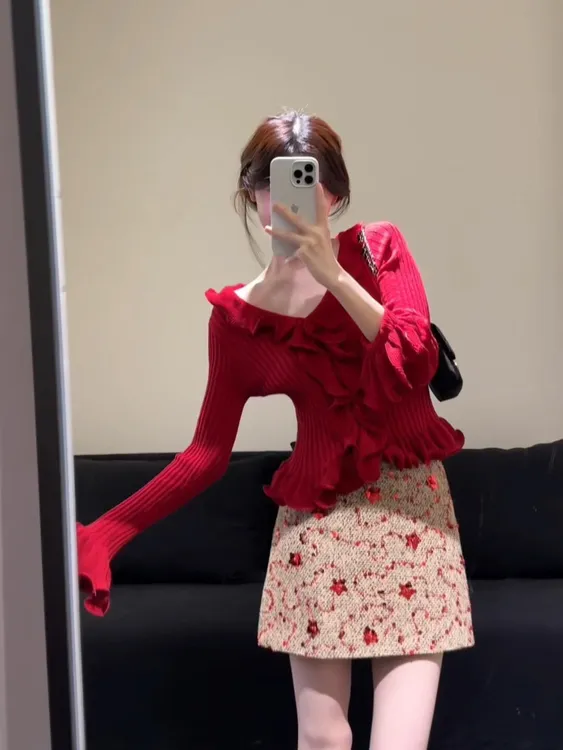 2025秋季新款韩系温柔风红色V领荷花边针织上衣搭配亮片短裙套装