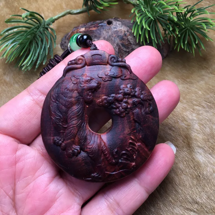 海南黄花梨紫油梨吊坠，上山虎精工细作收藏送礼佳品。