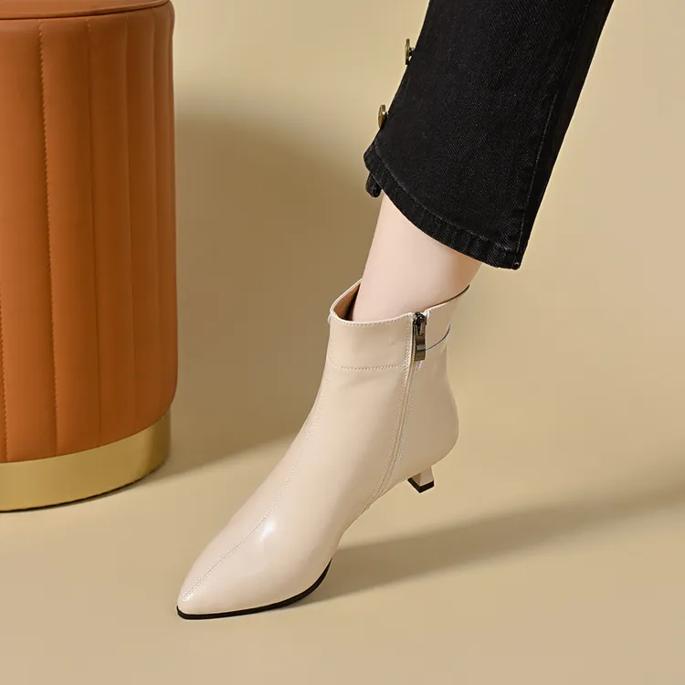 米白色3-5厘米尖头细跟高跟短靴洋气2026新款秋冬气质真皮瘦瘦靴