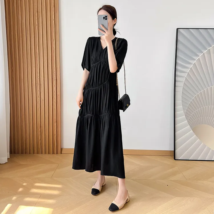 法式赫本风短袖V领连衣裙女2025夏新款收腰显瘦气质褶皱黑色长裙