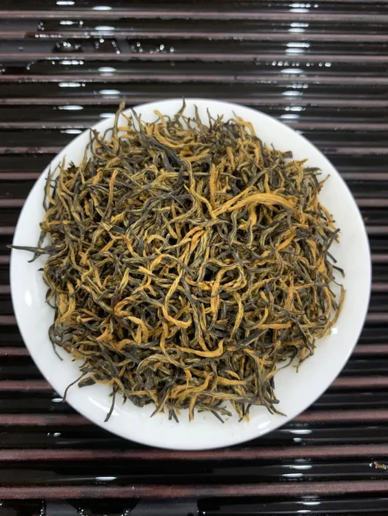 金骏眉茶汤金黄透亮香气扑鼻喝起来滋味醇厚而且多泡几次味道还有