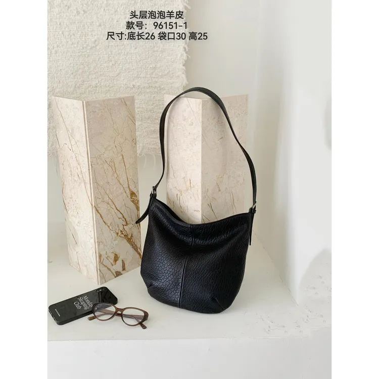 泡泡纹羊皮水桶包hobo腋下包女大容量慵懒松弛感单肩包斜挎托特包