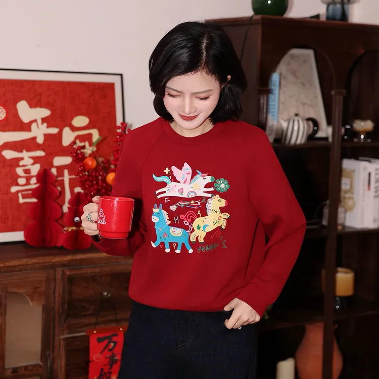  枫竺阿楠anan百搭圆领马上开心印花新年红卫衣女冬通勤休闲上衣