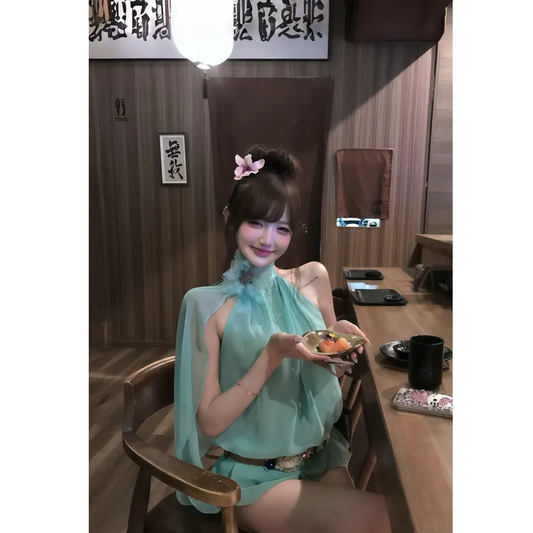 法式设计感挂脖无袖高级ins气质衬衫别致上衣女配显瘦短裤两件套