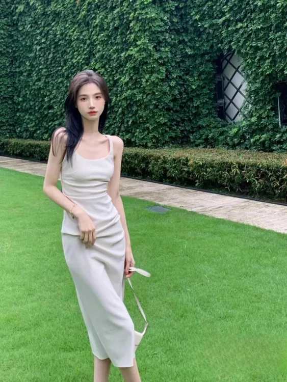 白色无袖吊带连衣裙女夏季2025新款法式小众设计感修身小个子裙子