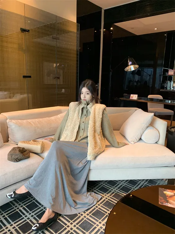 秋冬保暖叠穿立领卡其色毛衣马甲灰色长款半身裙子三件套简约高级