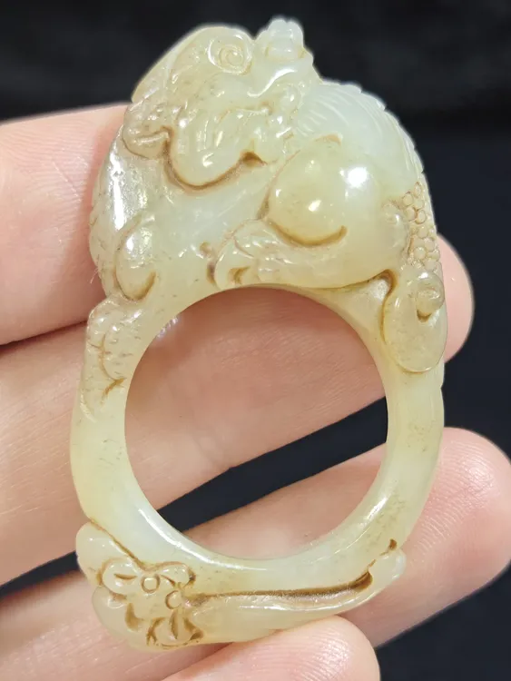 旧藏天然和田玉瑞兽呈祥玉戒指