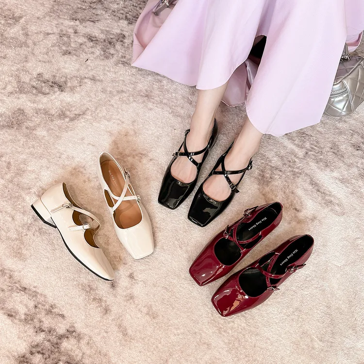 秋季适配女士的新颖设计中百搭方跟独特精致交叉带彰显魅力摩登又