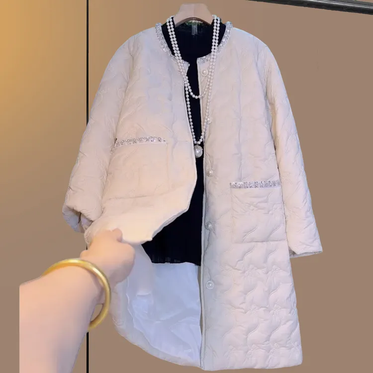 秋冬季大码女装胖妹妹遮肉显瘦宽松时尚简约白色镶钻大兜长款外套