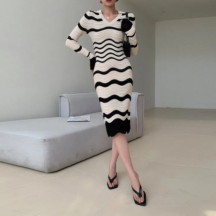 杏色条纹针织洋装连衣裙女2025秋季高级感收腰显瘦气质长袖打底裙