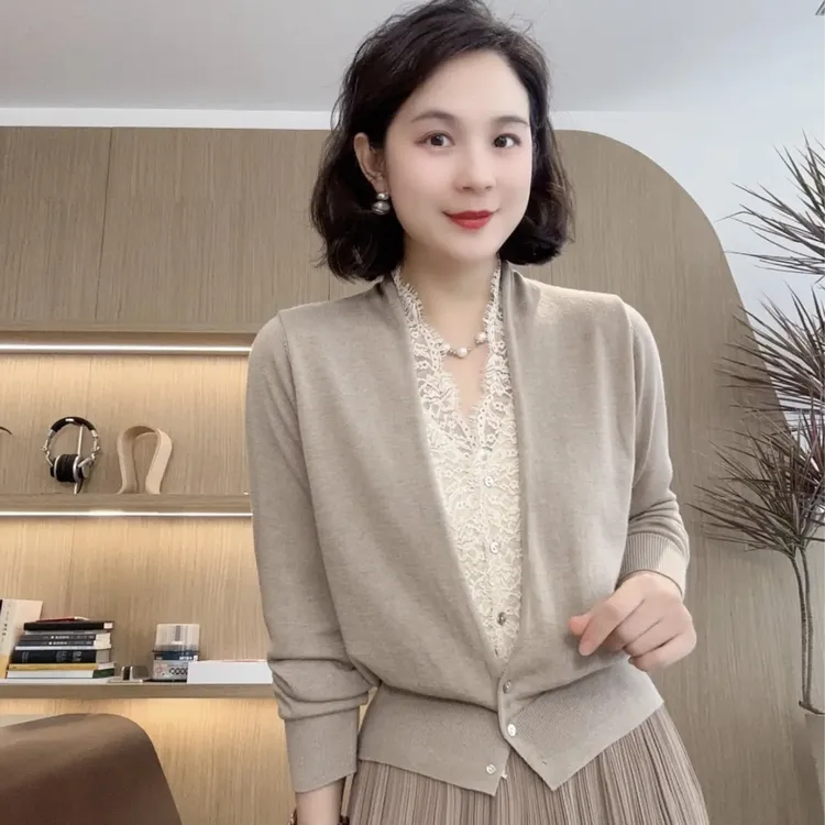 时尚洋气百搭减龄妈妈装2025秋新款假两件针织衫蕾丝拼接上衣女