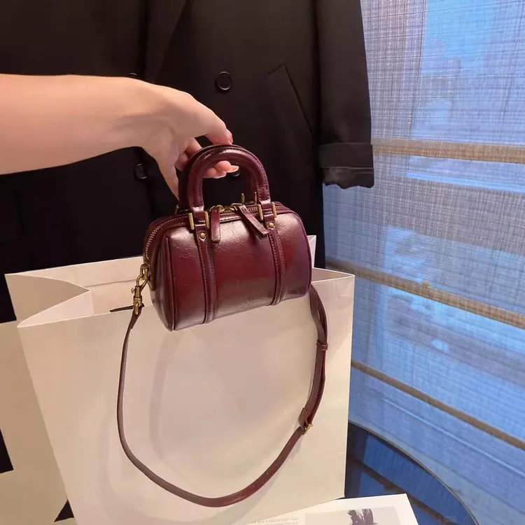 今年流行小众精致手提波士顿包包女新款复古时尚单肩斜挎小包PU