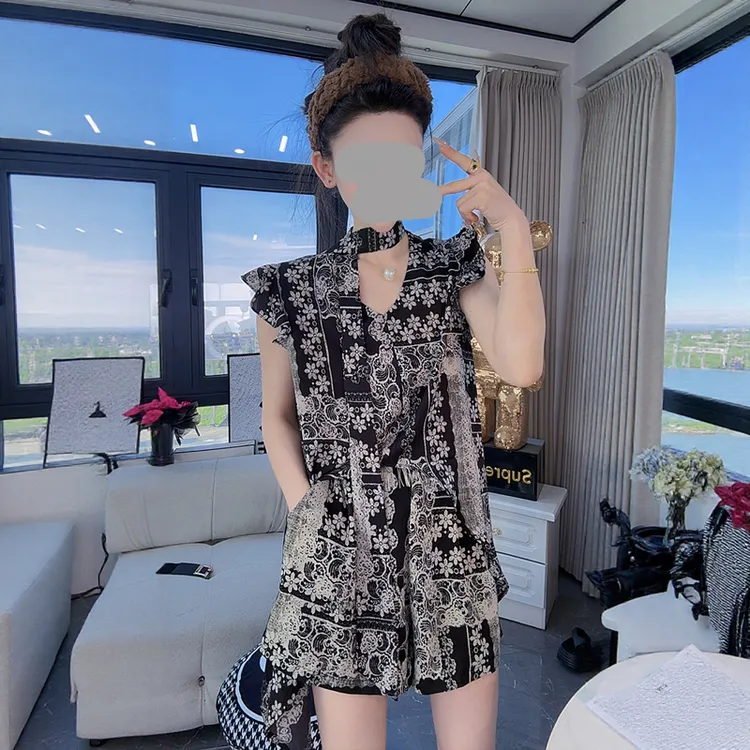 气质一整套ootd穿搭2025夏季新款轻奢镂空飞飞袖衬衫+短裤两件套