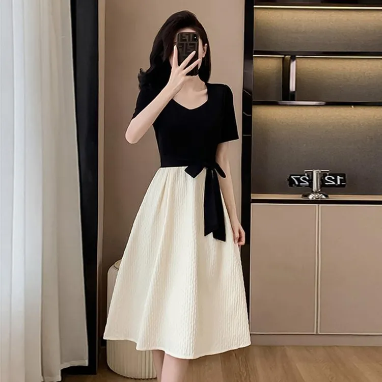 2025夏季新款法式赫本风黑白拼接连衣裙设计感小众假两件气质长裙