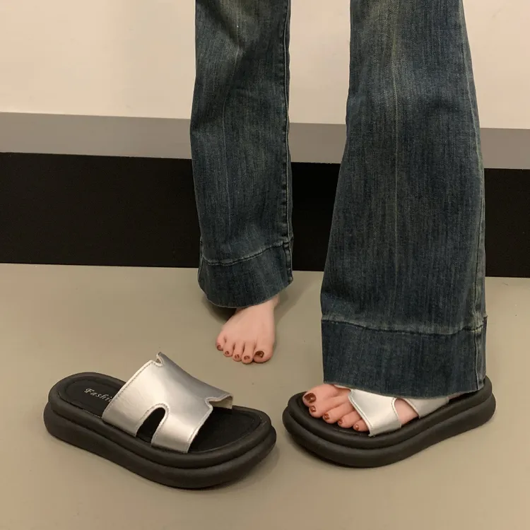 厚底外穿2025新款银色休闲沙滩凉鞋网红凉鞋舒适时尚百搭