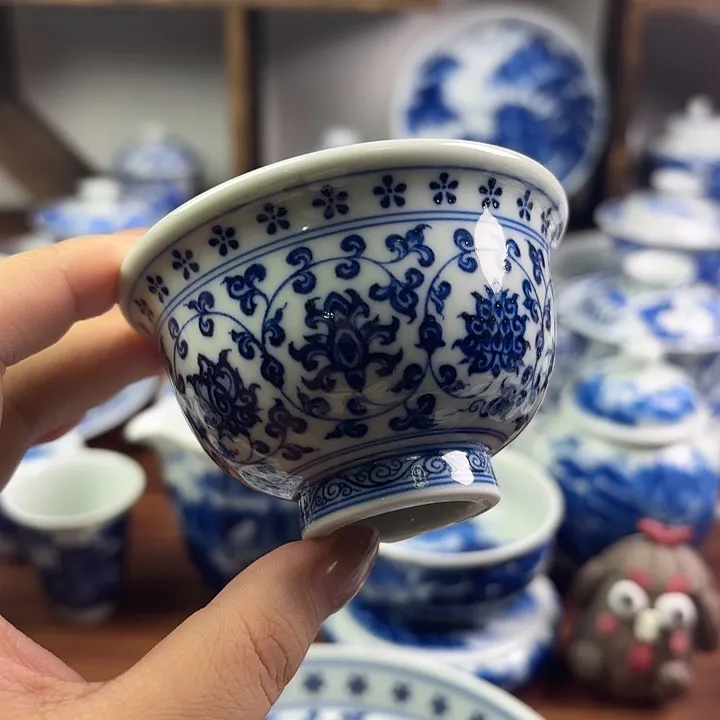 见燃柴窑仿明永乐缠枝莲双狮内绘压手杯品茗主人杯