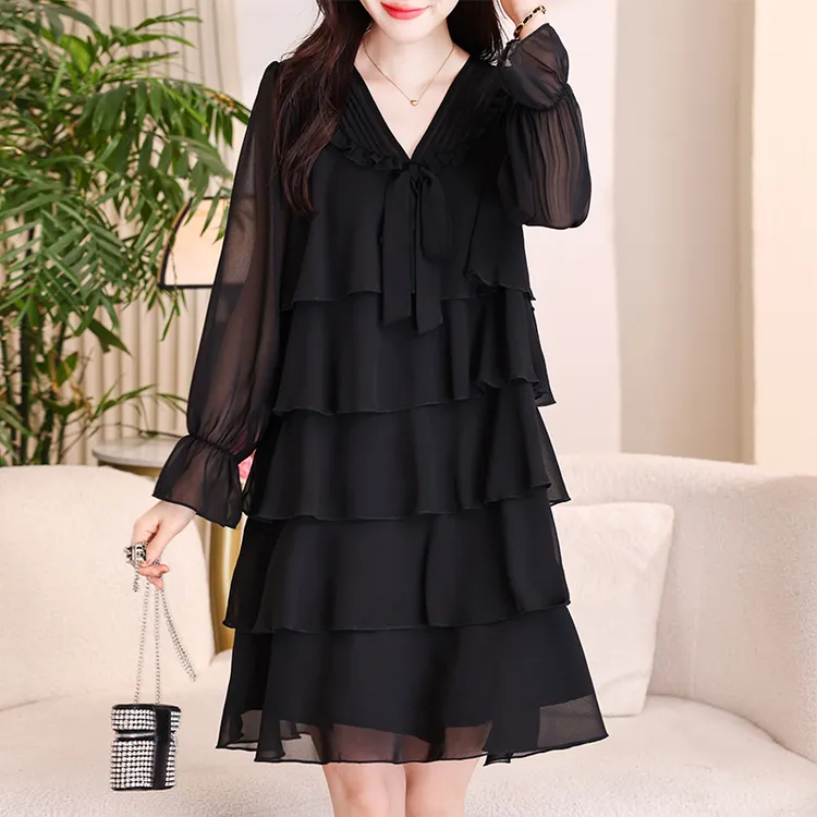 法式高级感黑色V领蛋糕裙女2026春季新款大码宽松显瘦气质中长裙