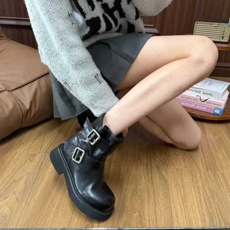 【周大米】8公分 短筒皮带扣胶粘纯色圆头马丁靴粗跟秋冬靴子女靴黑