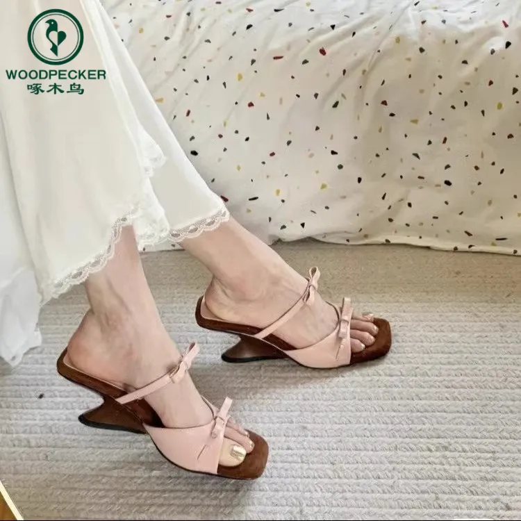 啄木鸟一字带坡跟凉鞋女2025夏季新款女鞋复古蝴蝶结外穿高跟拖鞋