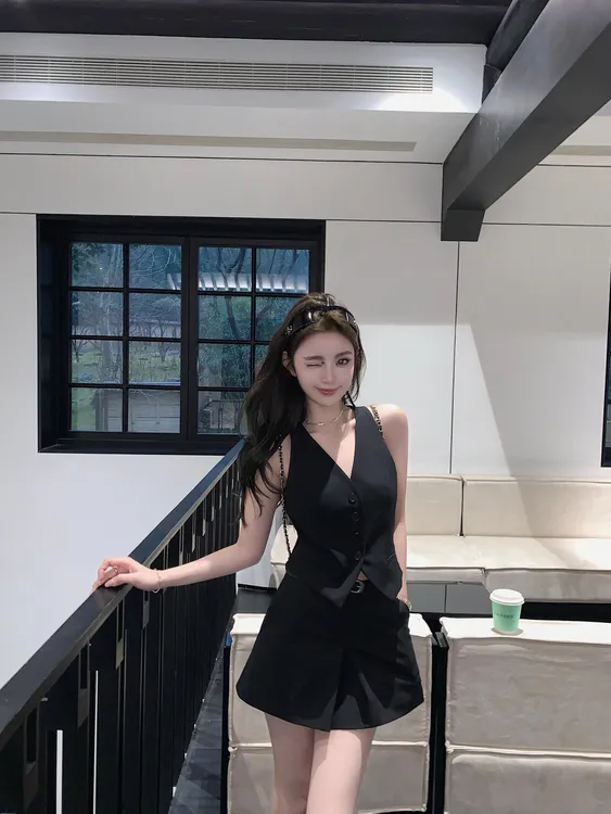 2025新款V领西装马甲背心女春季短款无袖上衣内搭修身+高腰短裤