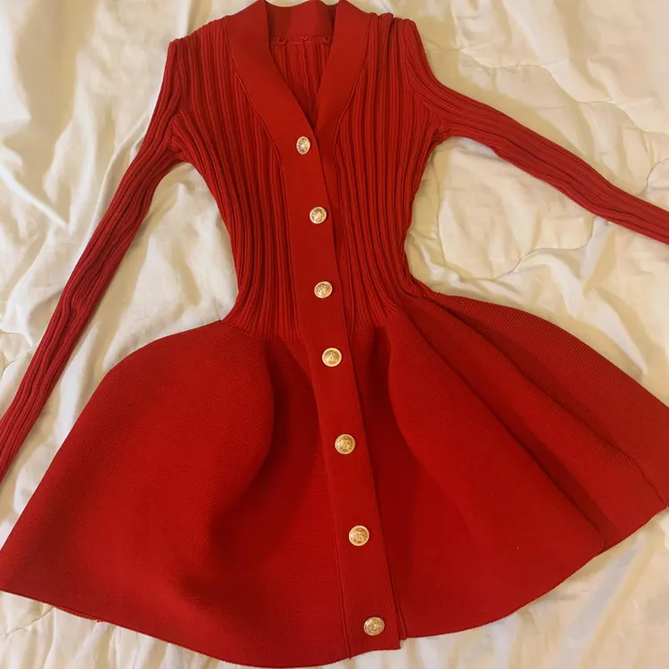 氛围感复古小金扣针织衫女2025秋冬季法式收腰显瘦花苞下摆超短裙