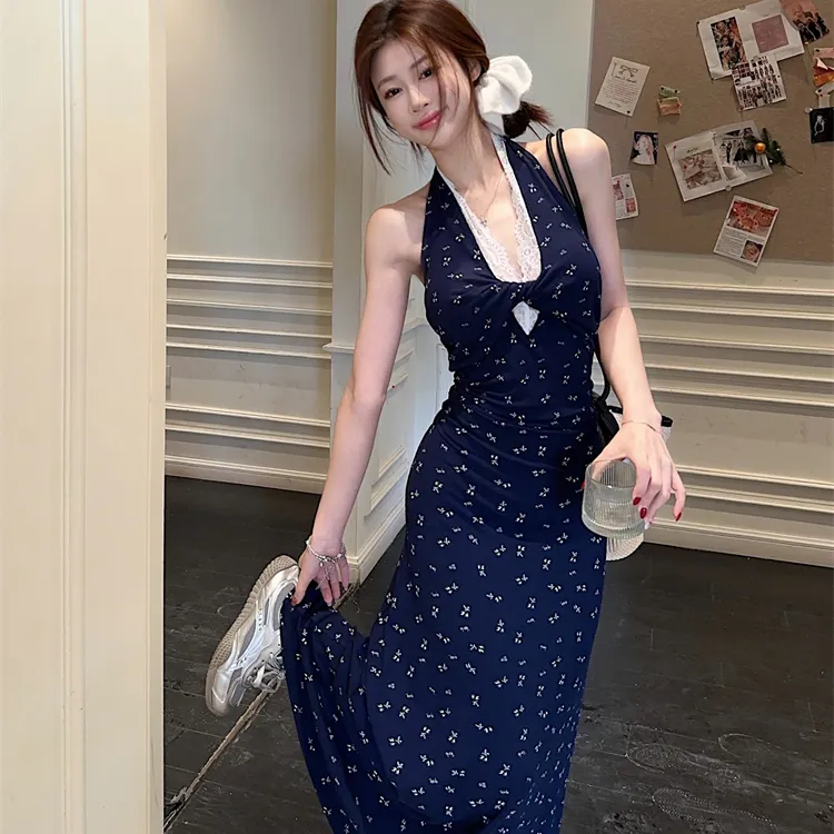 法式蕾丝拼接挂脖V领碎花连衣裙女夏新款辣妹收腰显身材包臀长裙