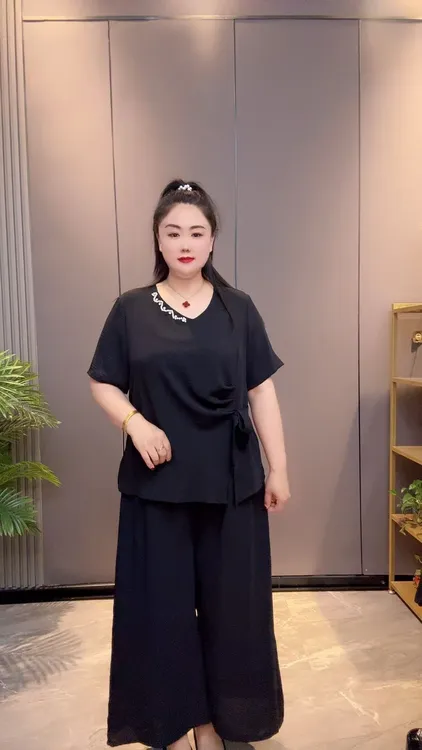 2025夏季新款时尚洋气重工钉珠设计感褶皱减龄上衣+裤子（两件套）