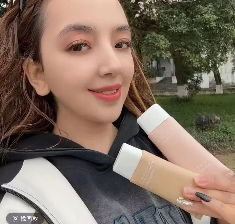 2025年戴偶然随性粉底液咖啡色+白色保湿清爽