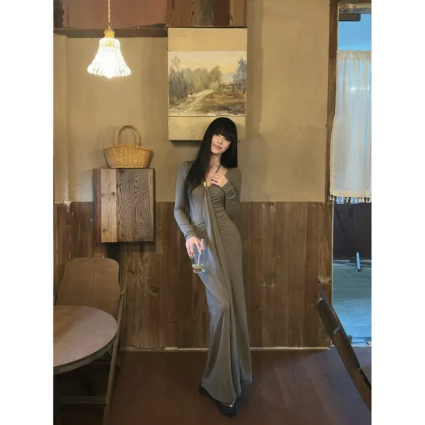 法式方领高级感褶皱秋冬长袖连衣裙复古优雅显瘦气质A字长裙