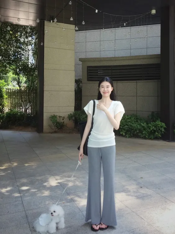 夏季新款洋气衣服女韩版简约设计感V领气质短袖修身显瘦休闲长裤