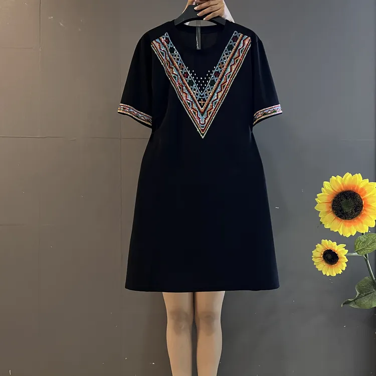 新款时尚重工彩钻V领半袖宽松遮肚子大码显瘦连衣裙10016