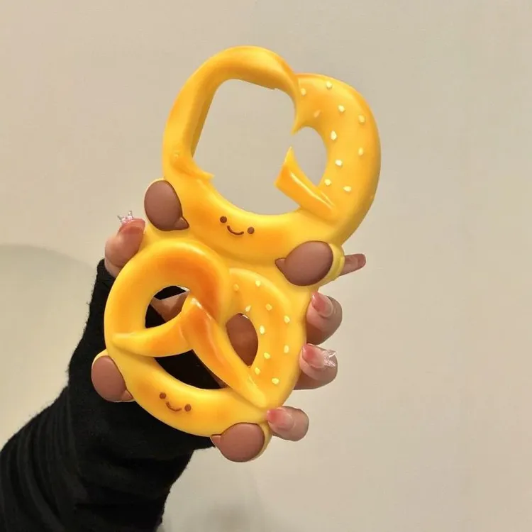 可爱立体碱水结面包适用于16promax软硅胶15苹果手机壳创意新款14