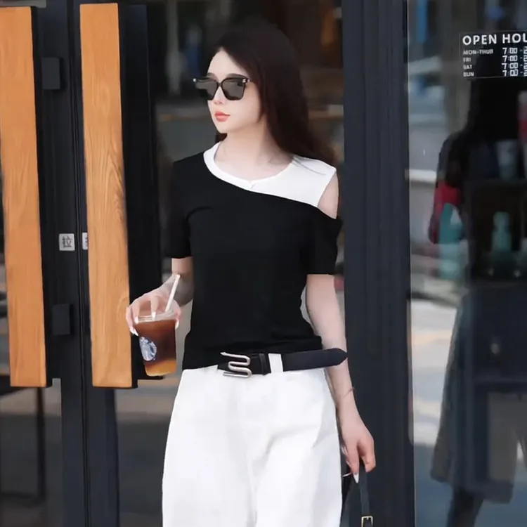 撞色拼接假两件斜肩挂脖短袖T恤女夏季2025新款修身显瘦露肩上衣