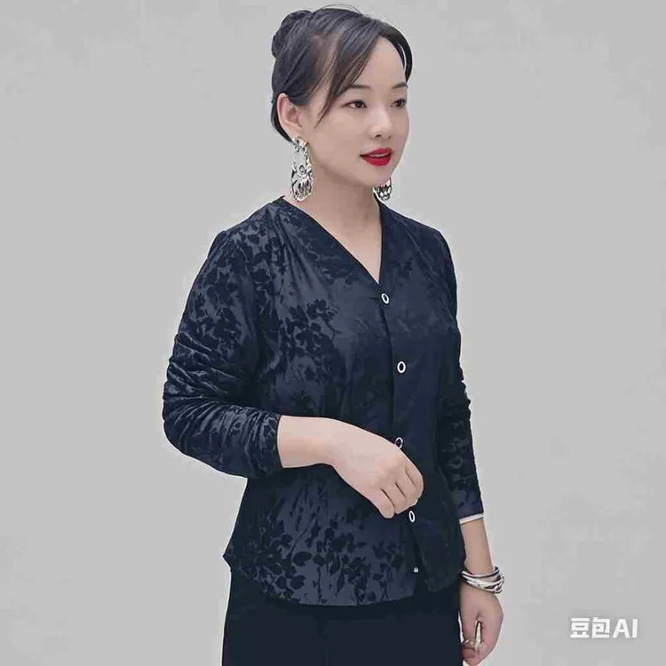 秀巧2025年春季新款欧若风水晶丝印花V领单排扣开衫时尚百搭T恤衫