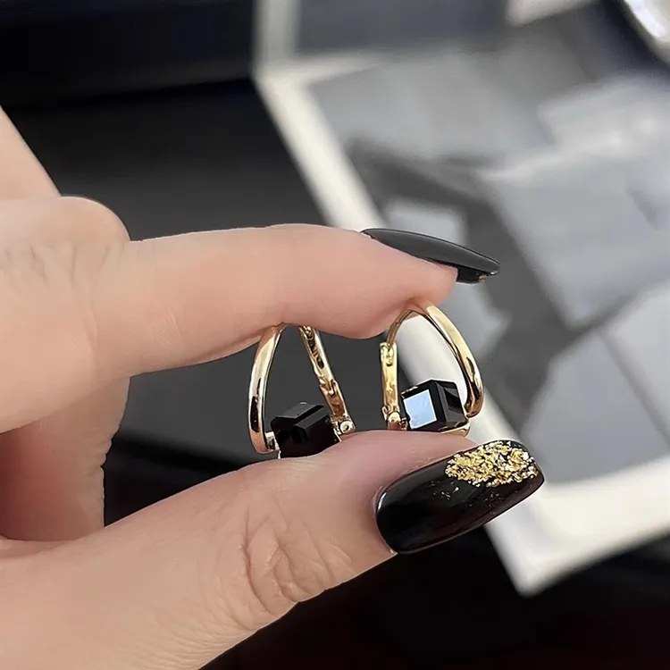 铜合金耳饰 港风设计高级感不规则黑色锆石耳扣时尚气质轻奢耳环