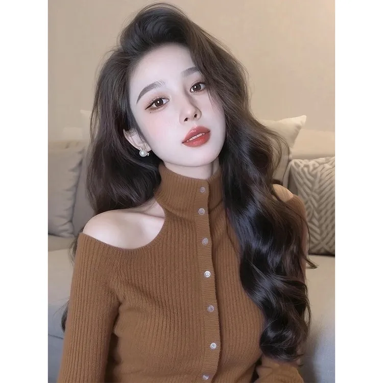 今年流行咖色露肩针织衫女2025秋季简单大方高级感巨好看打底上衣