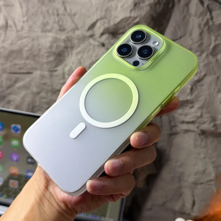 超薄肤感简约渐变适用苹果17磁吸iPhone16Promax手机壳15防摔硬壳