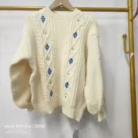 唯琳剪标 8仓A7-1-2102款 白色粗针刺绣小花圆领套装毛衣