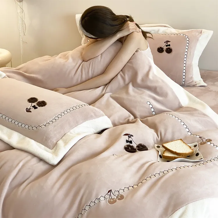 高定绒防静电冬季保暖床品套件绣花床上用品简约牛奶绒四件套被套