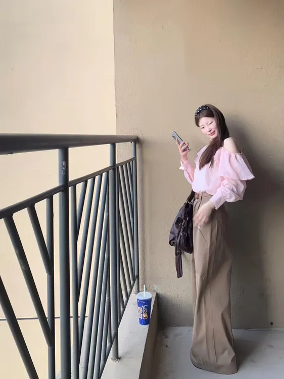 韩系穿搭气质荷叶边斜肩长袖衬2025早秋新款卡其色阔腿裤两件套装