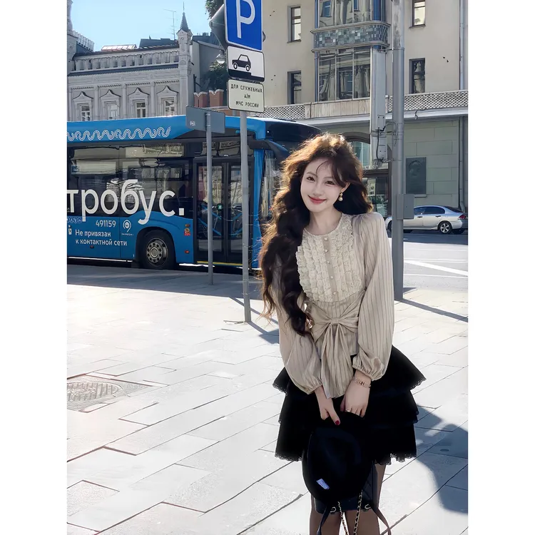 吃绿色菜菲娅千金 新品95折法式重工蕾丝拼接收腰灯笼袖衬衫