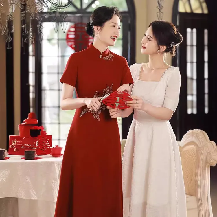 婚宴妈妈礼服2023新款酒红色高贵喜婆婆结婚旗袍小个子大码年轻款