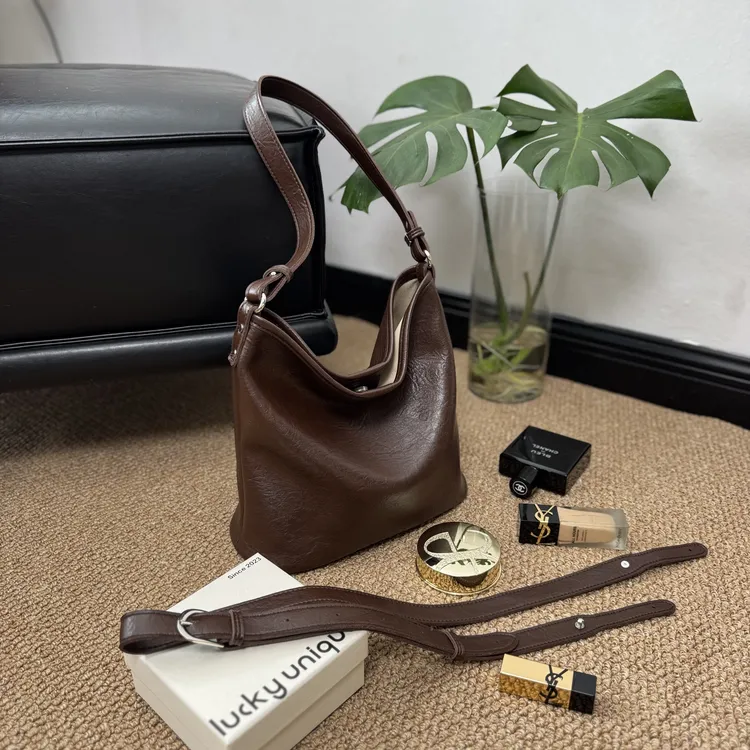 秋冬百搭大容量单肩斜跨水桶托特包通勤百搭女包2025新款包包