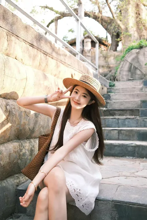 法式度假风镂空刺绣方领连衣裙女2025夏季新款无袖背心裙白色短裙