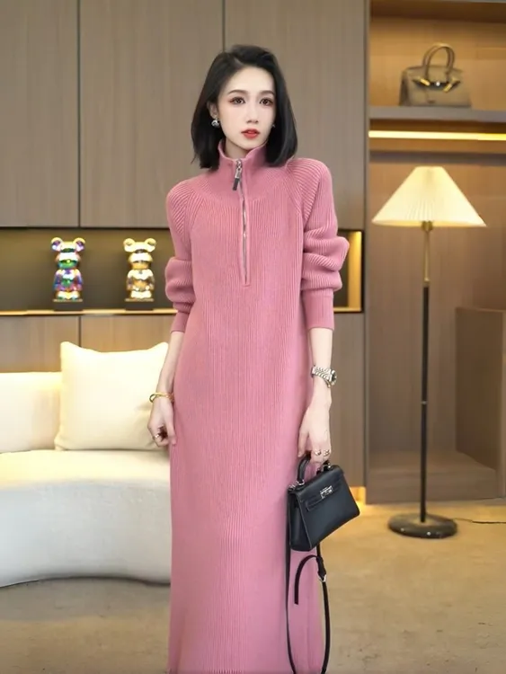 粉色针织连衣裙女秋冬配大衣高级感半拉链领中长款毛衣裙过膝内搭