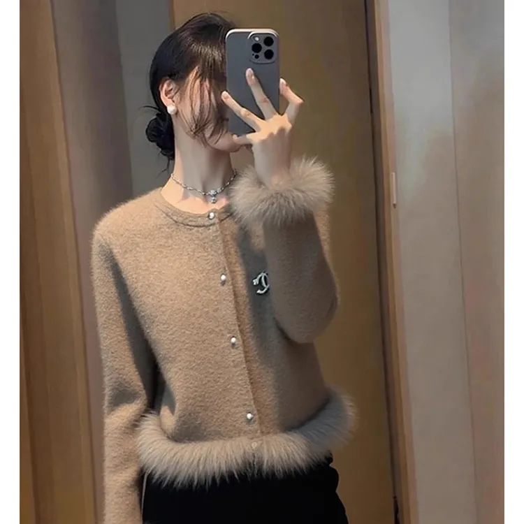 巨好看的毛边拼接上衣秋冬不撞款轻奢高端时髦洋气卡其色毛衣外套