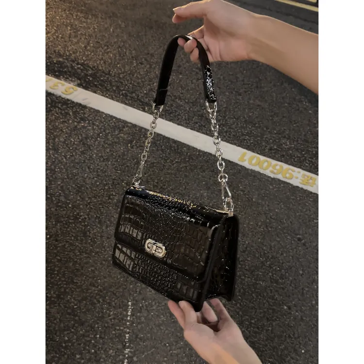 韩系千金百搭高级感2025新款黑色小方包女单肩斜挎时尚鳄鱼纹包